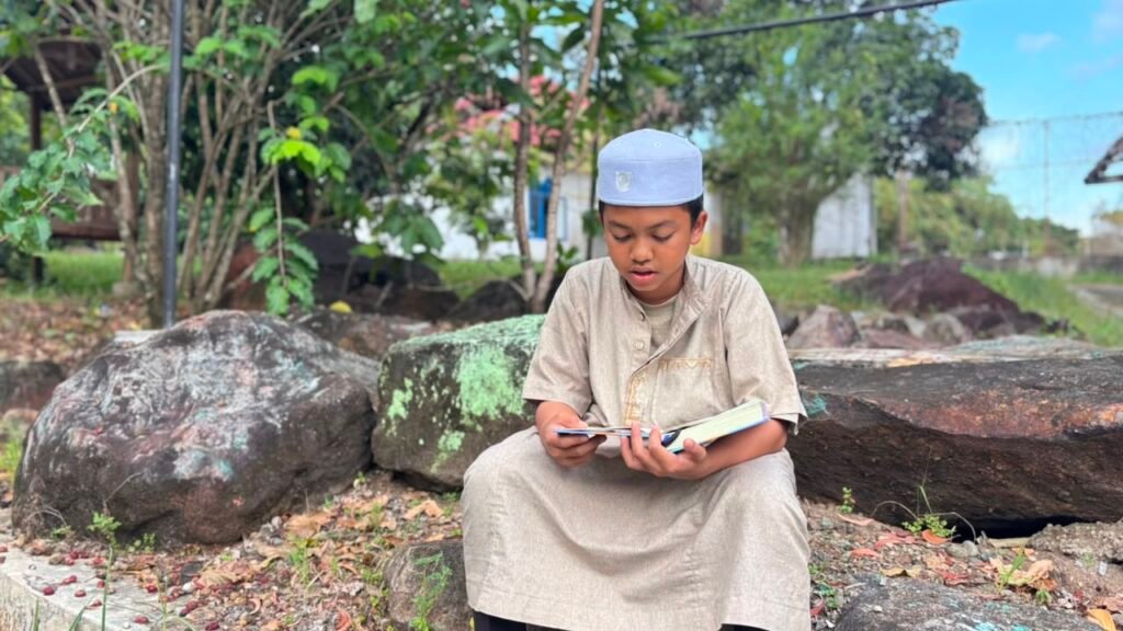 Siapa bilang belajar tahfiz itu kaku dan ngebosenin? Anak-anak Gen Alpha membuktikan kalau mereka bisa tampil keren, santai, sekaligus berprestasi menjaga kalam-Nya. Dengan pendekatan yang interaktif dan sesuai zaman, menghafal Al-Qur'an kini jadi bagian dari gaya hidup seru mereka! 📖📱
